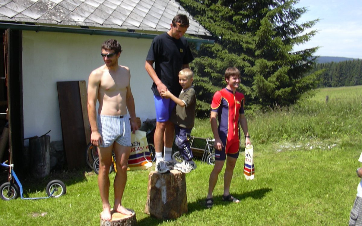 Klasické stupně vítězů, Šumava 2003. Mimochodem Kája Cvalín, Láďa Provod i Petr Pešta se zúčastnili také víkendových Račic, všichni již v kategorii Master