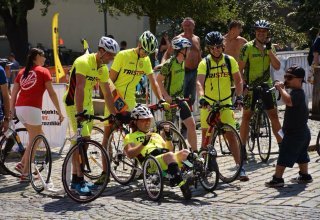 Koloběžkový tým Tristep bojuje na 2222 km pro Monču postiženou po prodělané dětské obrně