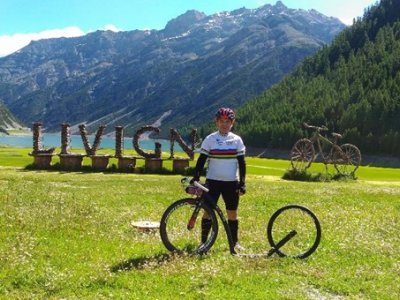 Hódobóžovej ohoz i koloběžka v závodním hávu před kýčem známým z TdF a Gira
