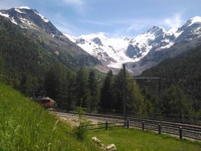 Masiv Bernina v popředí s Bernina expresem