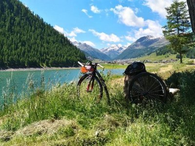 Livigno od stejnojmenného jezera