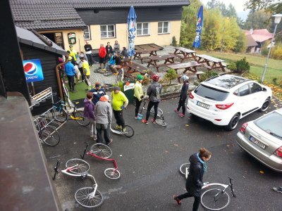 Shromáždění části výletníků před chalupou - Zakončení 2015