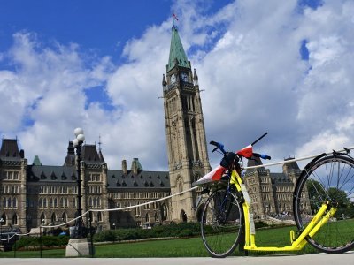Kanadský parlament v hlavním městě Ottawě a můj čmelák bez bagáže v den volna