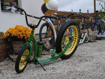 A před cukrárnou čekal traktor John Deere z dílny Kuby Bostla