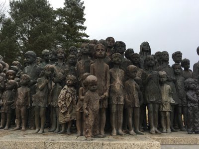 Neskutečně působivá socha 82lidických dětí, Památník v Lidicích