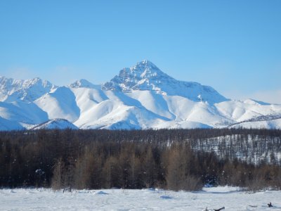 Nerad bych se mýlil, ale toto je Pik Pobědy, nejvyšší hora východní Sibiře (3140m)