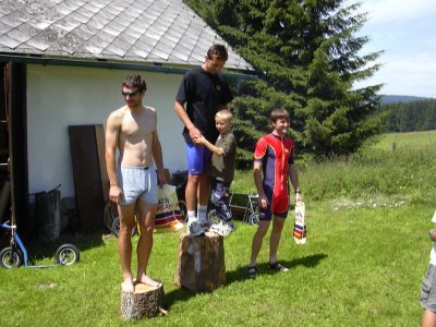 Klasické stupně vítězů, Šumava 2003. Mimochodem Kája Cvalín, Láďa Provod i Petr Pešta se zúčastnili také víkendových Račic, všichni již v kategorii Master