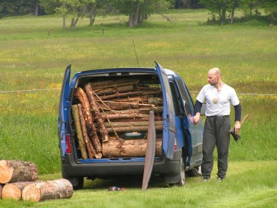 Ještě jedna vzpomínková - Jirka Ešner a nálož dřeva na sobotní táborák ligového závodu na Šumavě