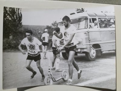 Jarda Honců přebírá koloběžku na Rallye 1967, v pozadí autobus pražského týmu / foto: Jarda Honců