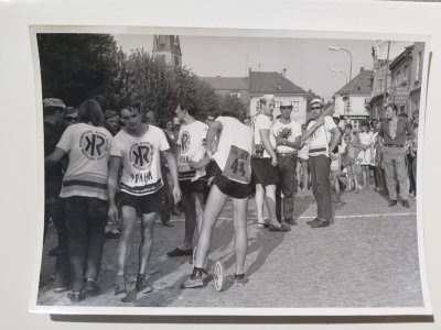 Cíl jedné z posledních etap Rallye 1967 kdesi před Prahou - v sandálech a čepičce Jiří Trefný / foto: Jarda Honců