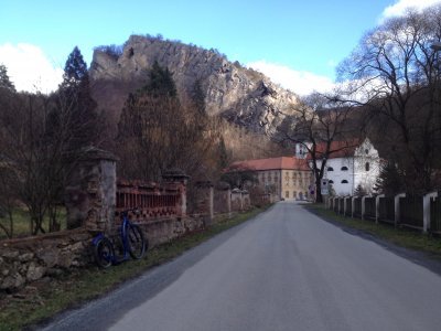 Příjezd do této malebné vísky od Loděnice