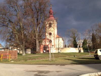 Kostel na návsi v Mořině