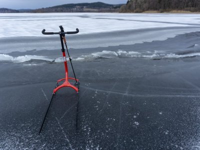 Každá velká vodní plocha má trhliny, tohle je lipenská příčná