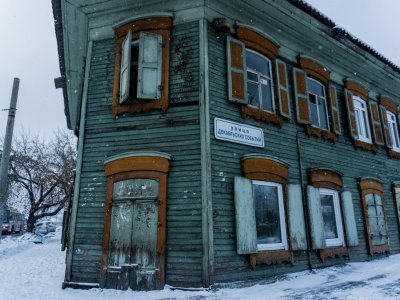 Původní dřevěné domy se v Irkutsku propadají do země