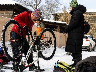 Naši mongolští přátelé demontují biky pro transfer