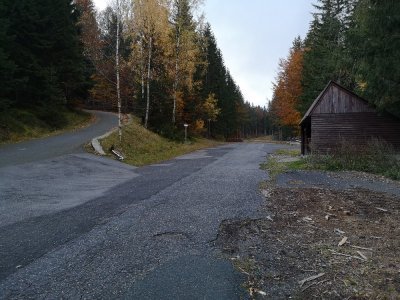 Křižovatka u turistické chatky