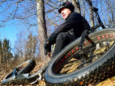 Sám výrobce Kickbike Hannu Vierikko propadl této zábavné koloběžce, se kterou brázdí laponské lesy