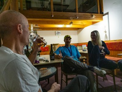 Volná zábava na slavnostním banketu se točila zejména okolo stromů, vos, včel a sdílení zkušeností s využívám zakázaných látek během sportovního tréninku