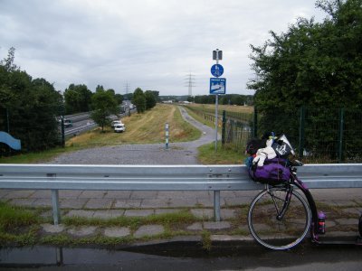 Přenesení plně naložené koloběžky přes svodidla = neřešitelný problém