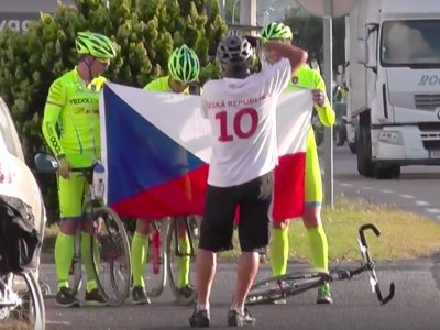 Při ranním startu v Bastii nás odchytili čeští fanoušci a vše museli zdokumentovat