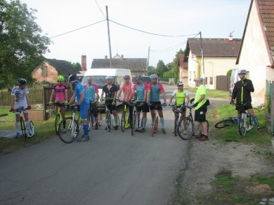 Startovní lajna závodu Okolo chalupy na 100km, resp. 200km. Autor článku Milan Jelínek v modrém dresu. Vítěz na 100km Přemysl Ježek neponechal nic náhodě a dostál své přezdívky "Muž v bílém" - úplně vlevo