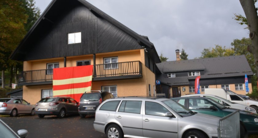 A za rok znovu zavlaje vlajku na balkoně Chaty Cihelny - díky všem za účast...