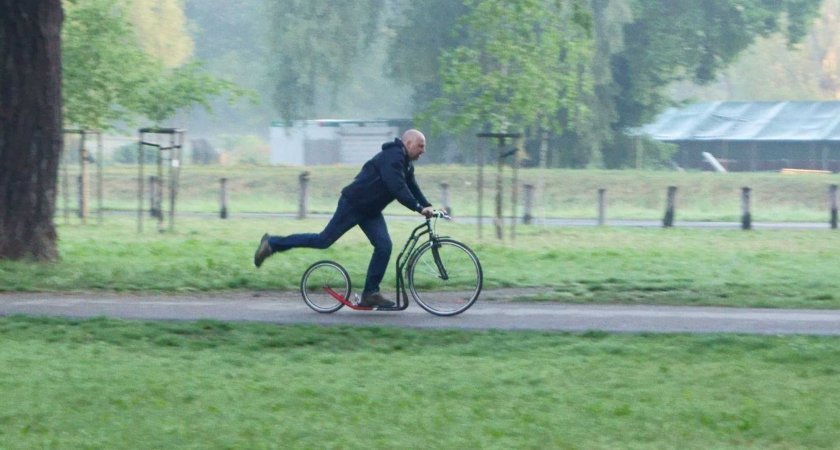 Majitel firmy Dan Pilát na jednom z prototypů YEDOO Wolfer