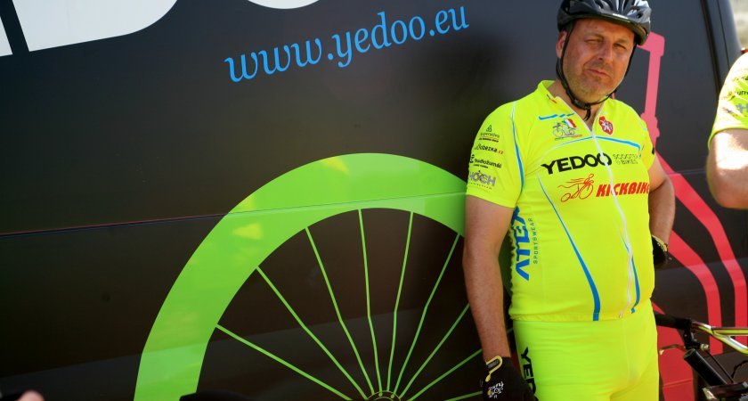 Od prvních skládacích koloběžek se během třinácti let Dan Pilát probojoval až na stý ročník Tour de France - zde při pauze v putování etapou na Mont Ventoux