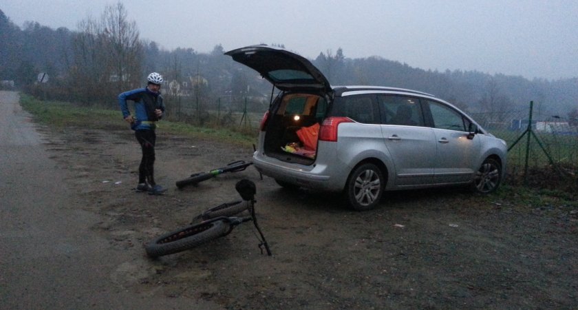 Fotbalák v Lipencích, přímo na cyklostezce na hřebeny