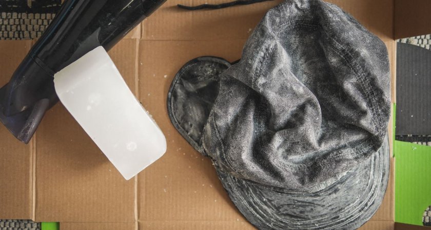 Vše je třeba pořádně natřít parafínem - asi bude pršet