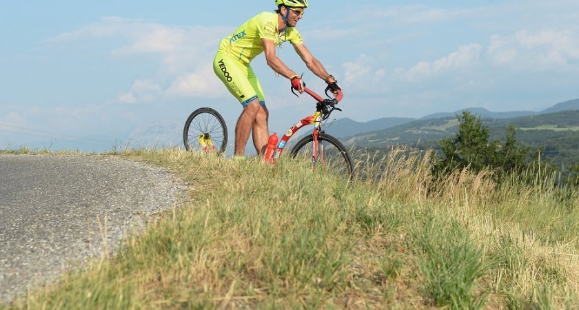 Manfred závodí s Armstrongem v Belokiho zatáčce na Col d´Ornon