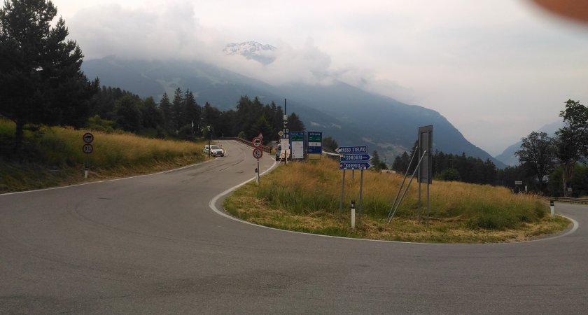 Začátek stoupání, vpravo je Bormio