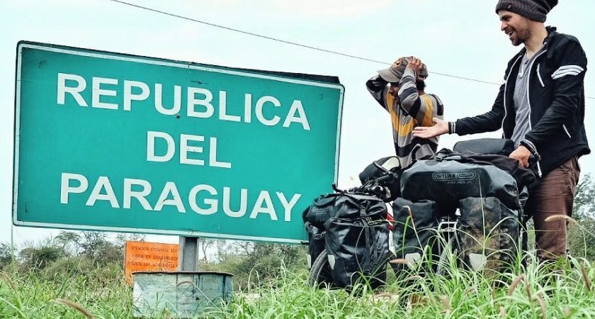 Krátce poté, co kluci odpovídali na naše otázky, překročili konečně hranice Paraguaye