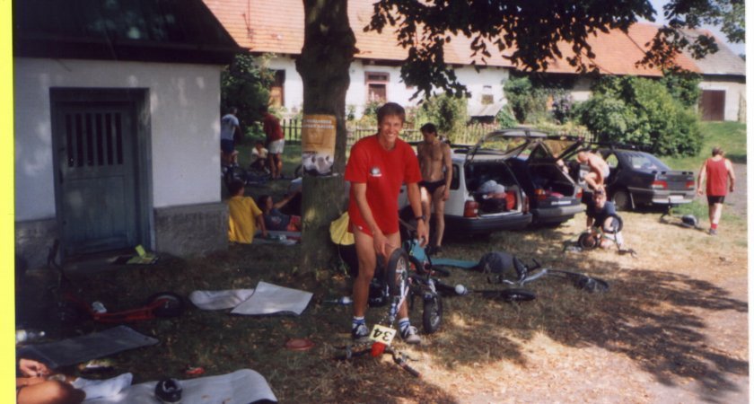 Vašek hustí svojí K-5, za ním Gazárek, Vavruša a Jirka Dupal