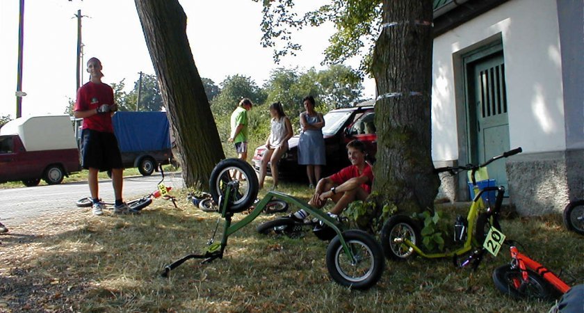 Závodní stroje 2001