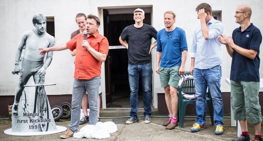 Mnohonásobný koloběžkový mistr světa Fin Hannu Vierikko představuje sebe, coby exponát do muzea