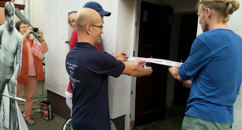Pásku přestřihl majitel muzea Ing. Tlapa, předseda ČSK Zdeněk Hercik a Alpo Kuusisto