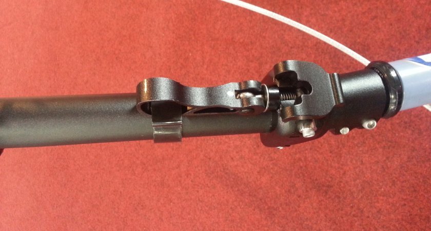 Kloubový mechanismus na řídítkách Twelve