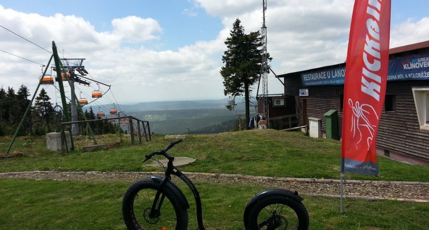 Vrchol Klínovce patří strojům Kickbike FAT MAX