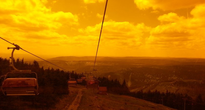 Výhled přes bublinu lanovky do Krušných hor