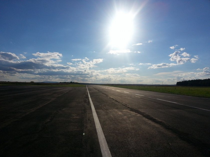 Letiště v polích, tady jsme si poprvé nastupovali z háku, tehdy Indurain, Zülle nebo Svorada...