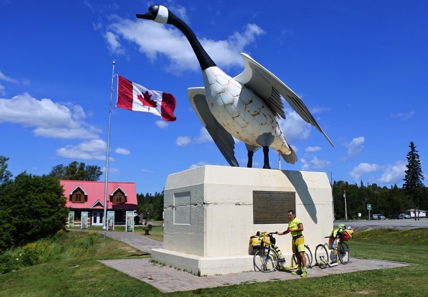 Obři husa ve městečku Wawa s Fredericem, tuhle husu maji v Kanadě na čtvrťacich..