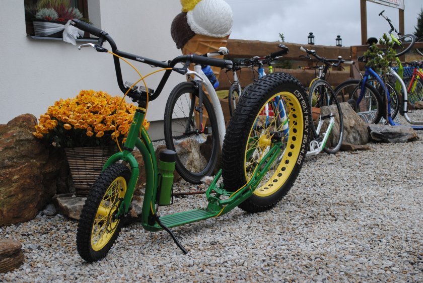 A před cukrárnou čekal traktor John Deere z dílny Kuby Bostla