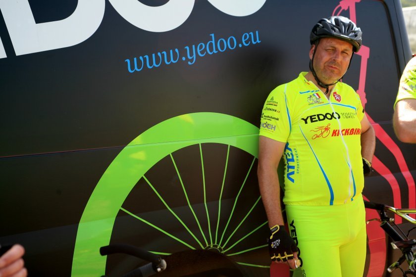 Od prvních skládacích koloběžek se během třinácti let Dan Pilát probojoval až na stý ročník Tour de France - zde při pauze v putování etapou na Mont Ventoux