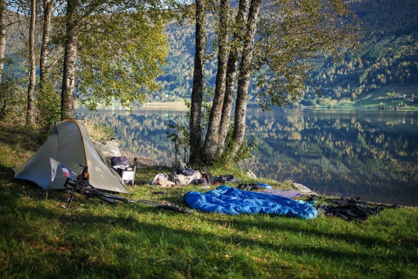 Typický bivak u jednoho z fjordů / foto: La Trottineuse