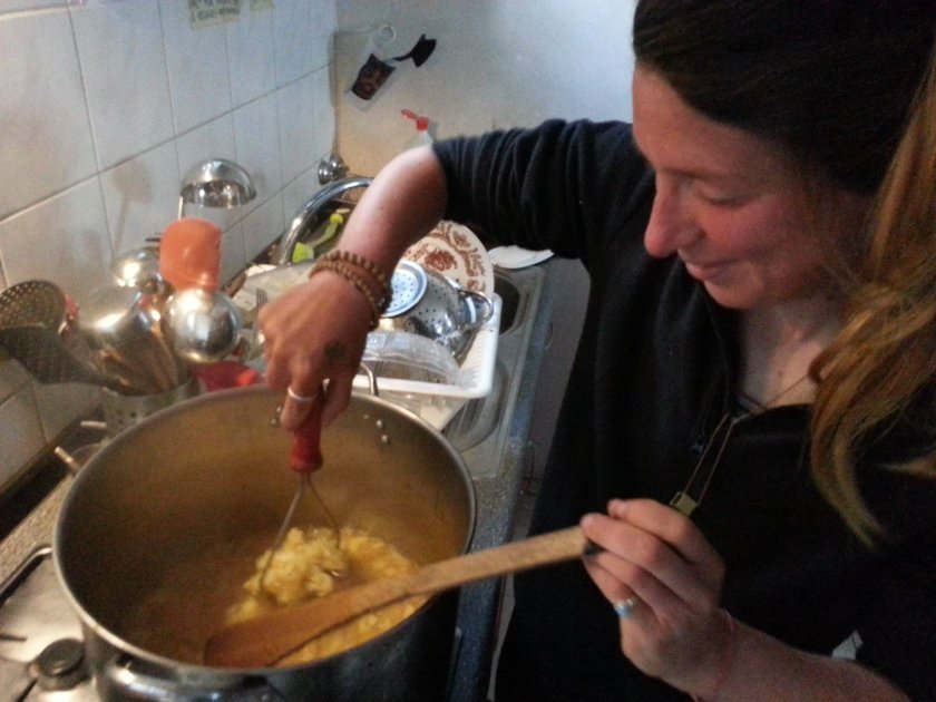 Blandine se ukázala jako zručná kuchařka - pro všechny uvařila květákovou polévku, ale jako na jedinou se na ní nedostalo