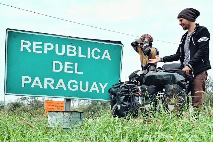 Krátce poté, co kluci odpovídali na naše otázky, překročili konečně hranice Paraguaye