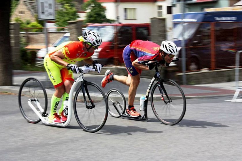 Klasický sjezdový postoj v podání Káji Cvalína / foto: Ondra Bejbl