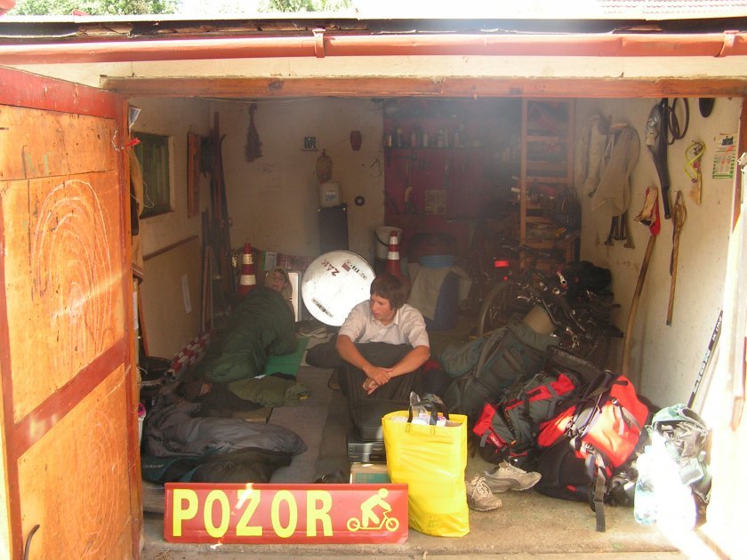 Klasické ubytko - u Petra Vavruši v garáži před zlínskými závody