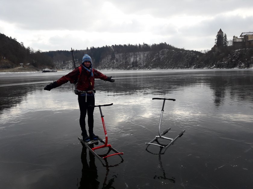 Ideální výbava, bodce u krku a bágl na zádech